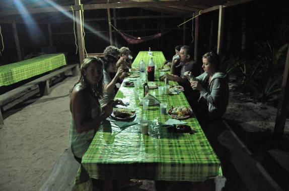 Jantando no refúgio em frente ao Salto Angel, em Canaima, no sul da Venezueka